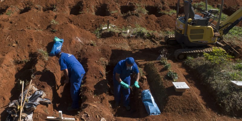 Pracovníci hřbitova v Sao Paulu exhumují starší hroby, aby bylo kam pohřbít oběti koronaviru