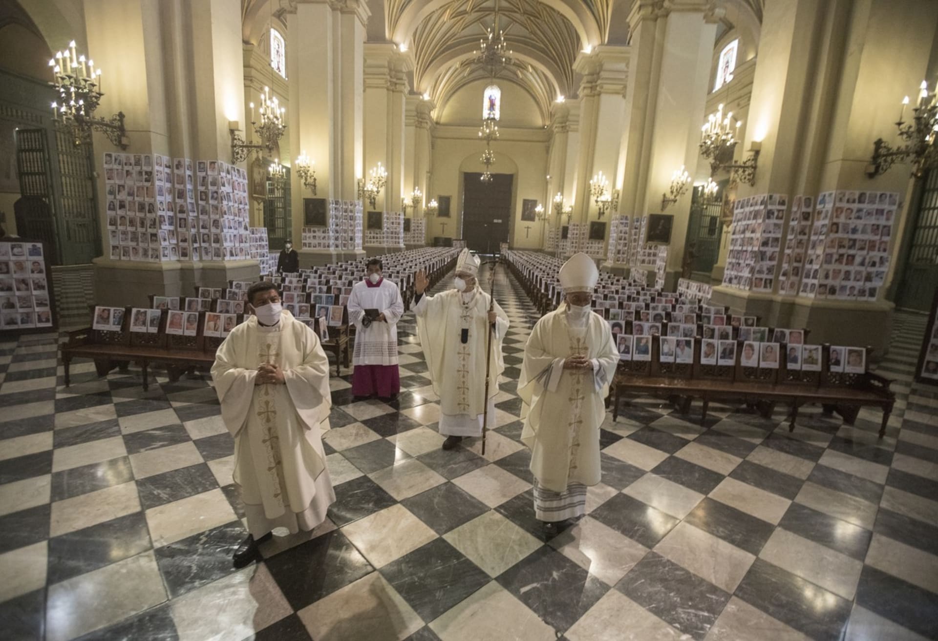Peruánský arcibiskup Carlos Castillo vystavil v katedrále fotografie obětí koronaviru