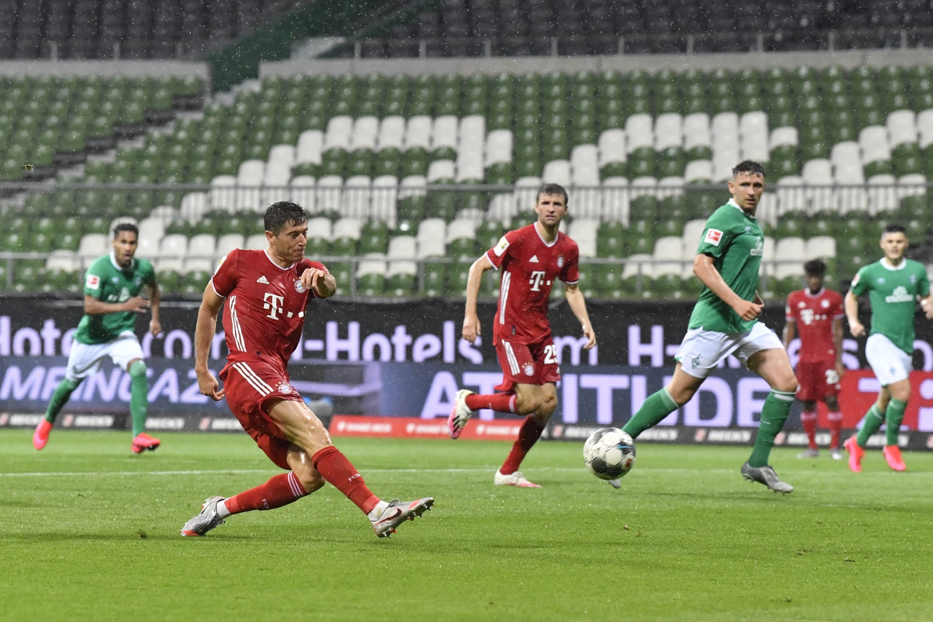 Útočník Bayernu Mnichov Robert Lewandowski střílí jediný, vítězný a mistrovský gól do sítě Werderu Brémy ve 32. kole německé bundesligy.