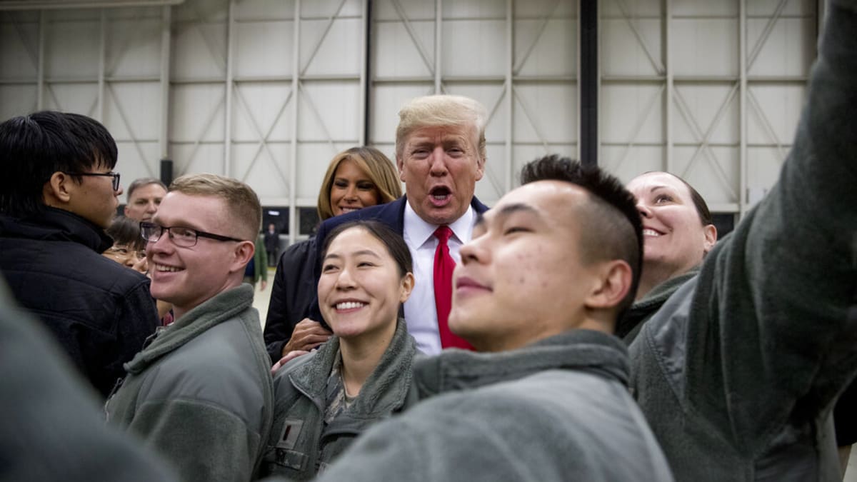 Donald Trump s manželkou Melanií Trumpovou na americké vojenské základně Ramstein v Německu v prosinci 2018.