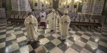 Arcibiskup v Peru nalepil na lavice v katedrále fotografie obětí koronaviru