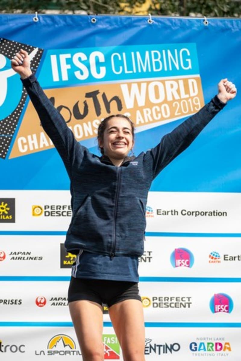 Luce Douadyová během loňského juniorského mistrovství světa v boulderingu, kde nakonec získala zlatou medaili
