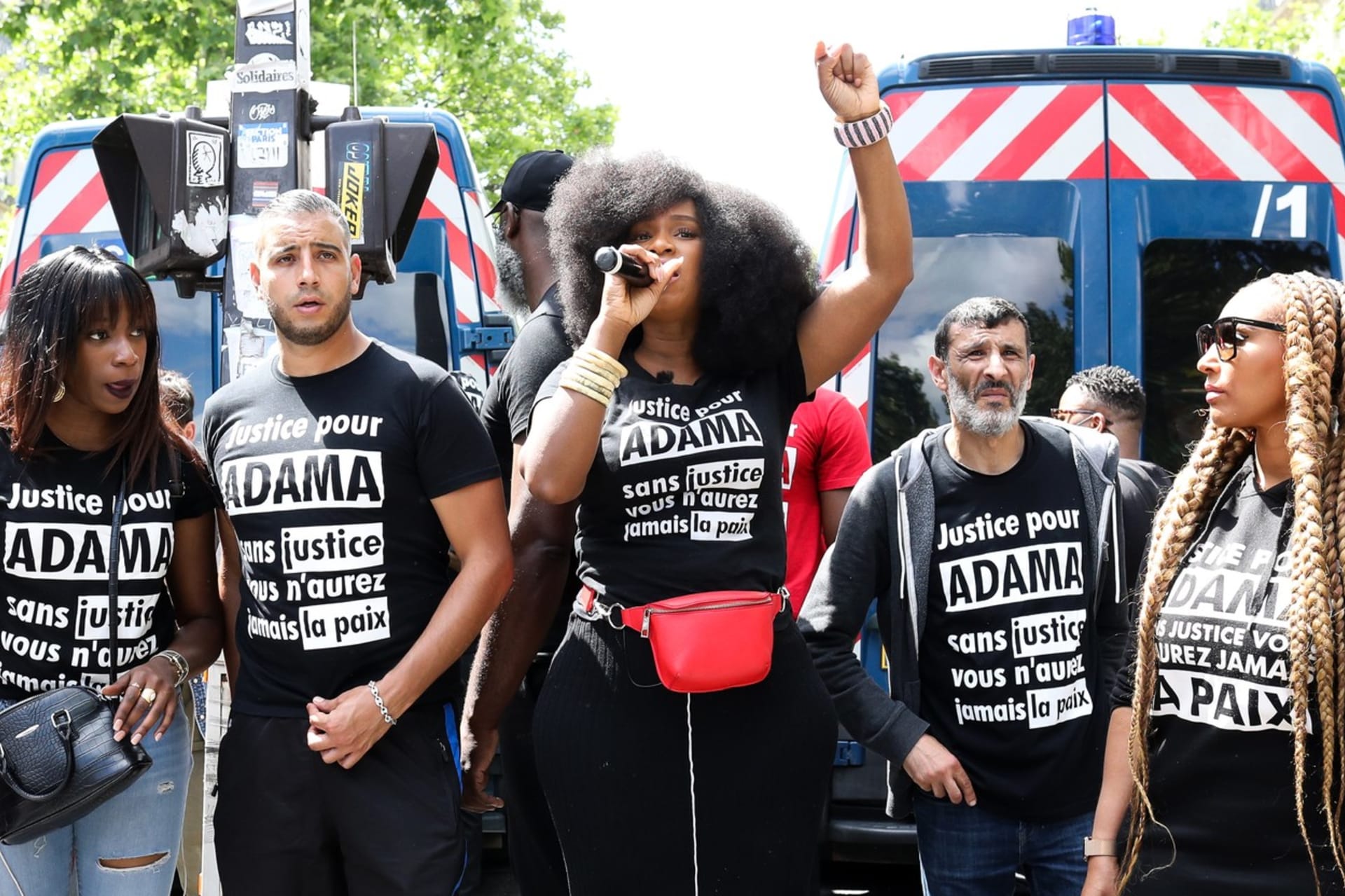 Demonstrace proti policejnímu násilí a rasismu v Paříži 13. června. Uprostřed Assa Traoréová