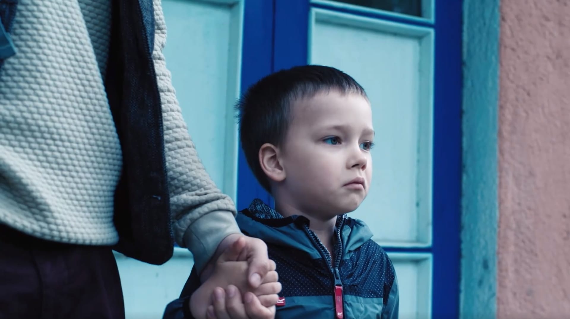 Smutný obličej malého ruského chlapce v kontroverzním videu, které vyzývá v účasti v referendu.