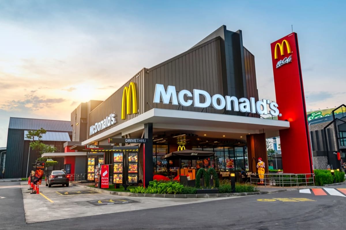 Řetězec restaurací rychlého občerstvení McDonald's v nadcházejících měsících plánuje znovu otevřít své provozovny na Ukrajině. (Ilustrační foto).