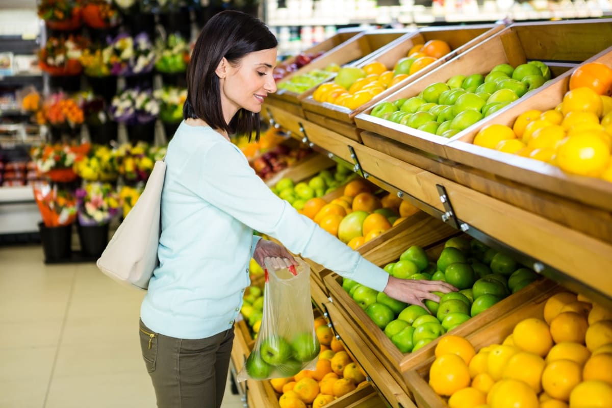 Španělsko oznámilo plán zakázat jednorázové plastové obaly na ovoce a zeleninu od roku 2023 ve snaze snížit znečištění plastem.