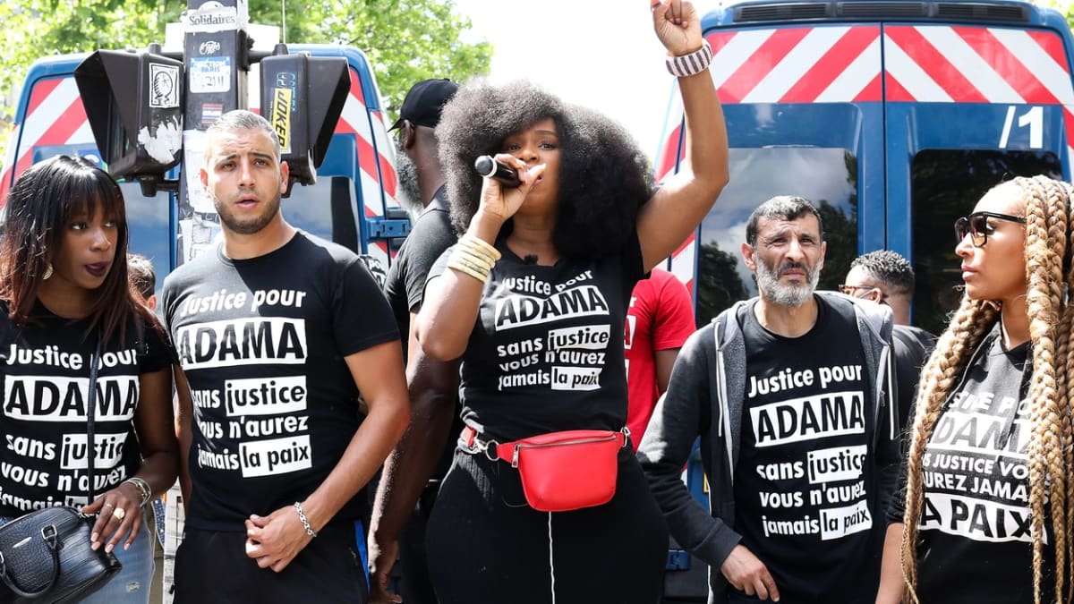 Demonstrace proti policejnímu násilí a rasismu v Paříži 13. června. Uprostřed Assa Traoréová