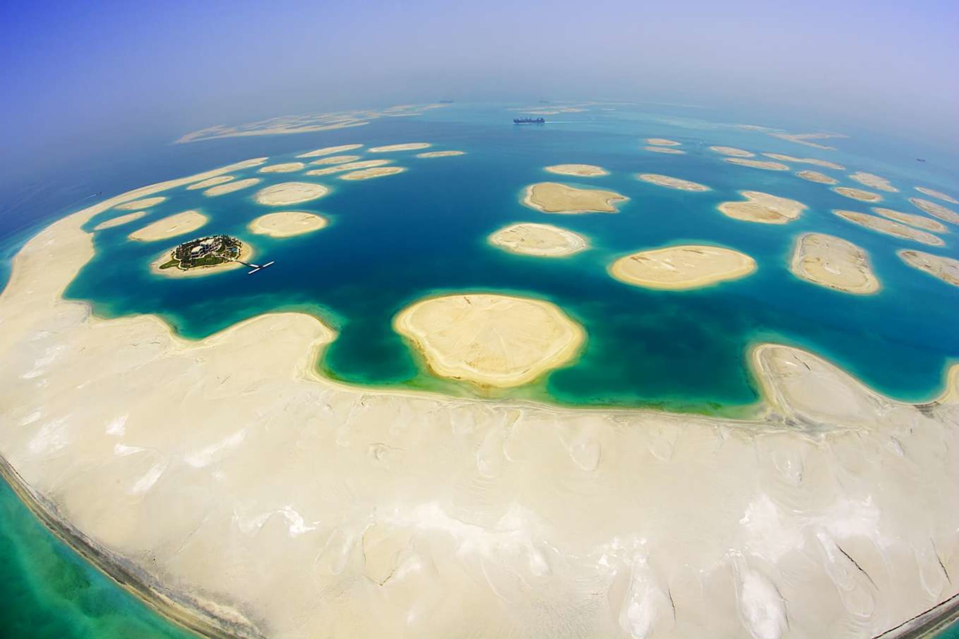 Na vybudování těchto ostrovů bylo použito neuvěřitelných 320 milionů krychlových metrů písku.