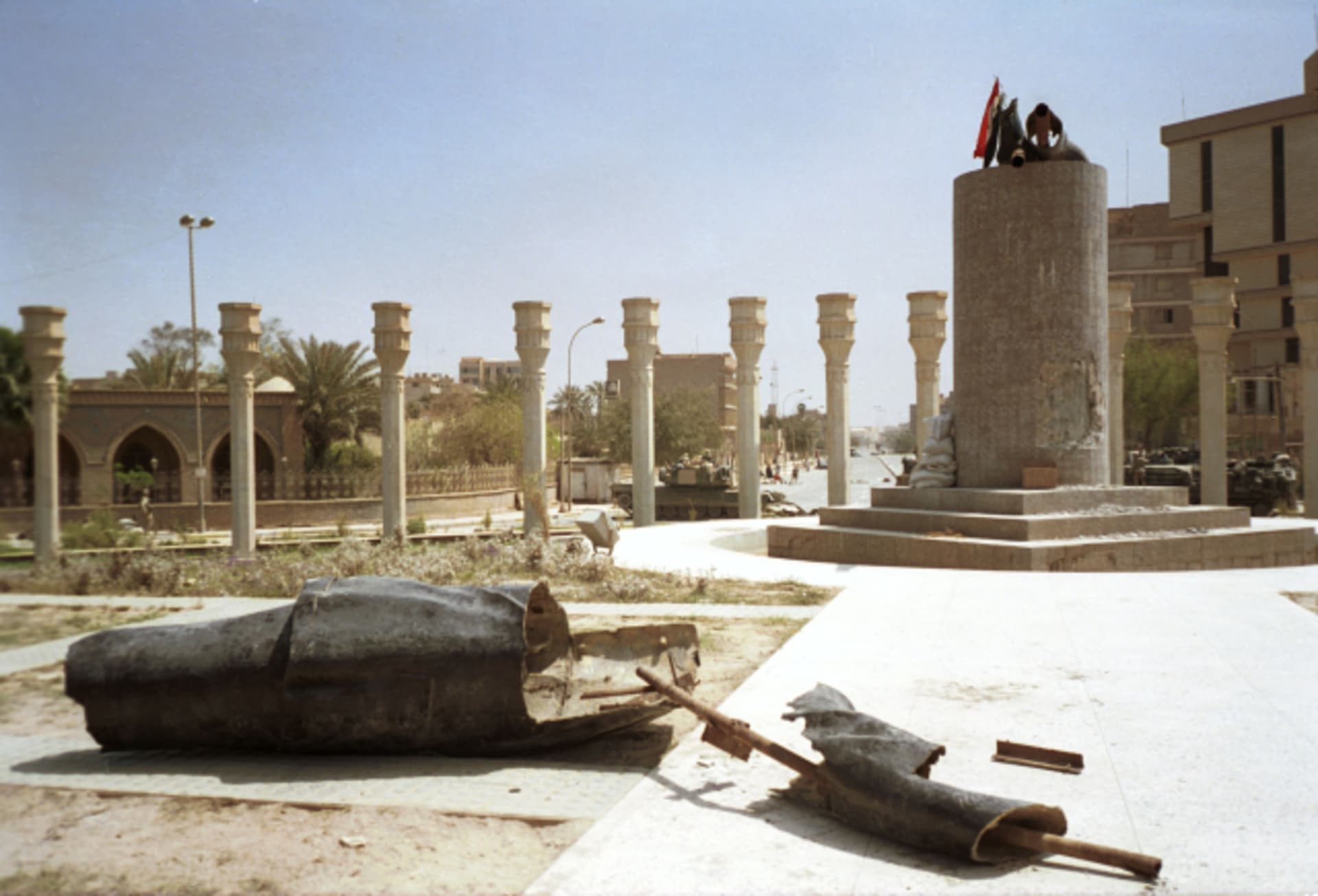 Zbytky sochy Saddáma Husajna po jejím pádu v Bagdádu v roce 2003.