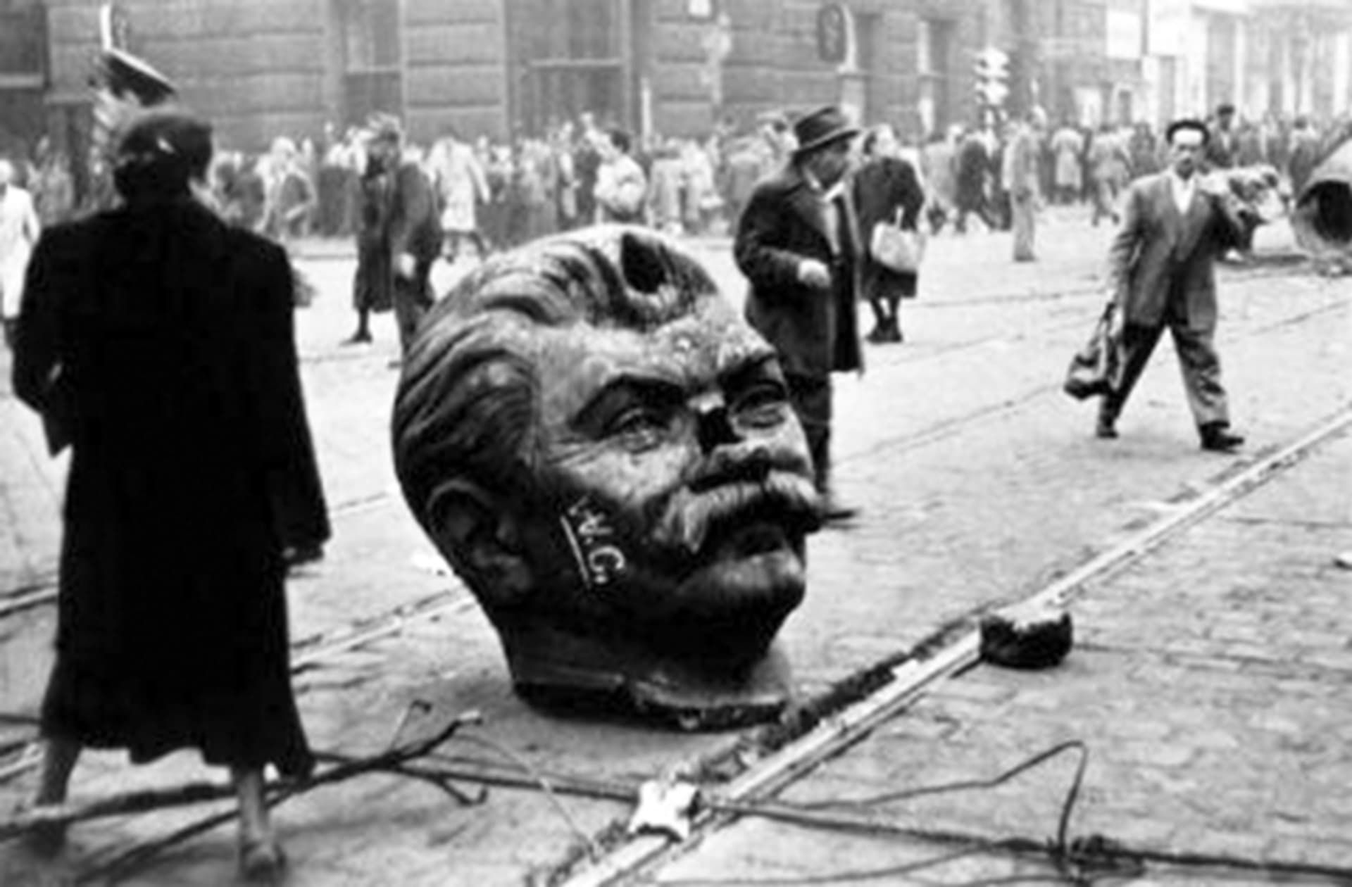 Hlava Stalinovy sochy, kterou rozbili demonstranti během povstání v Maďarsku v roce 1956. 