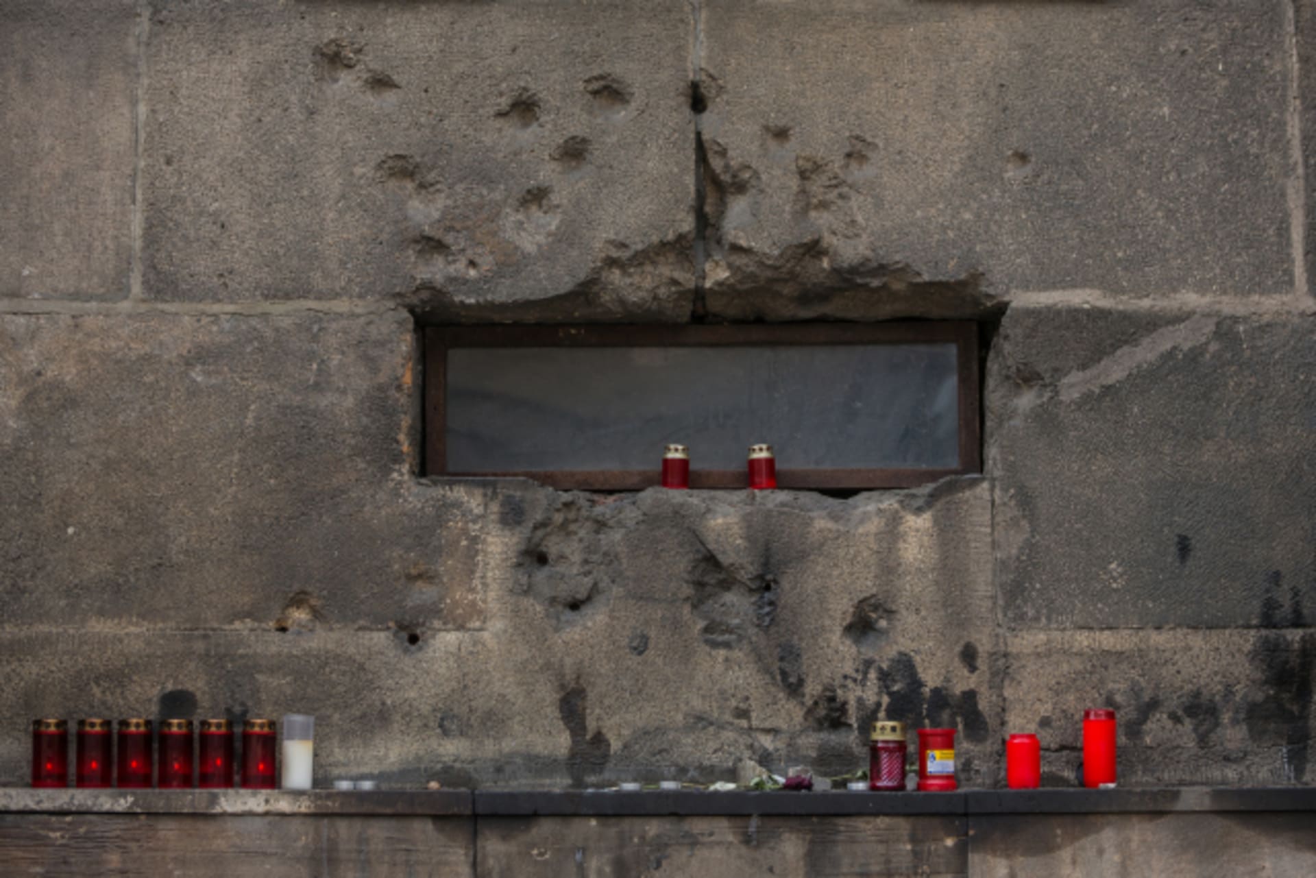 Díry v kostelní zdi po palbě z kulometu (Foto: ČTK)