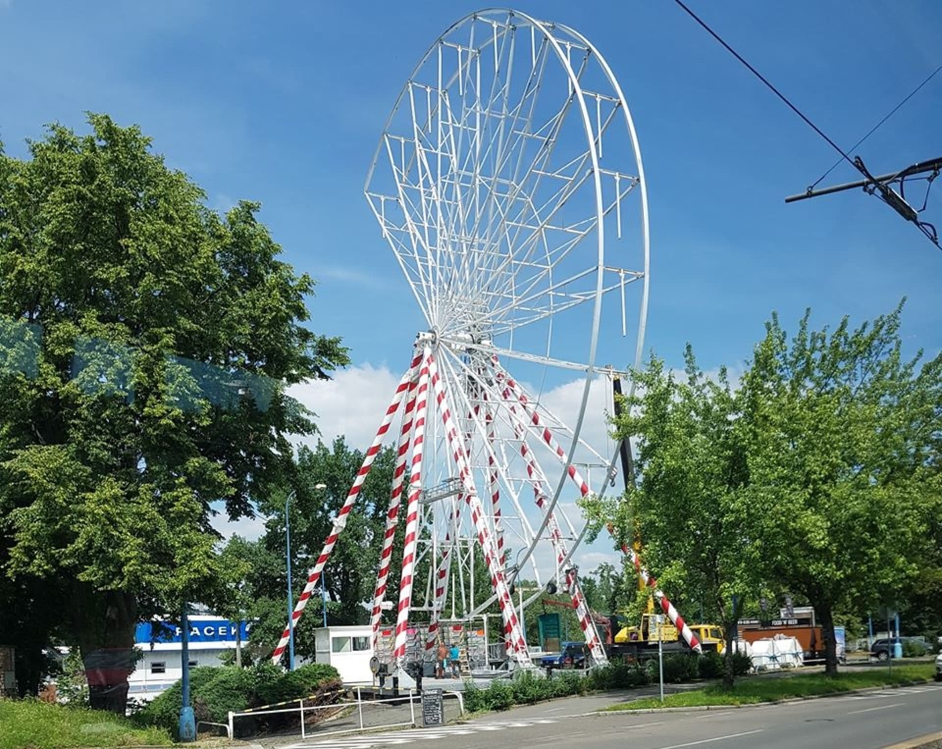 Ruské kolo, desítky metrů vysoká atrakce, stojí nově v pražské čtvrti Podolí.