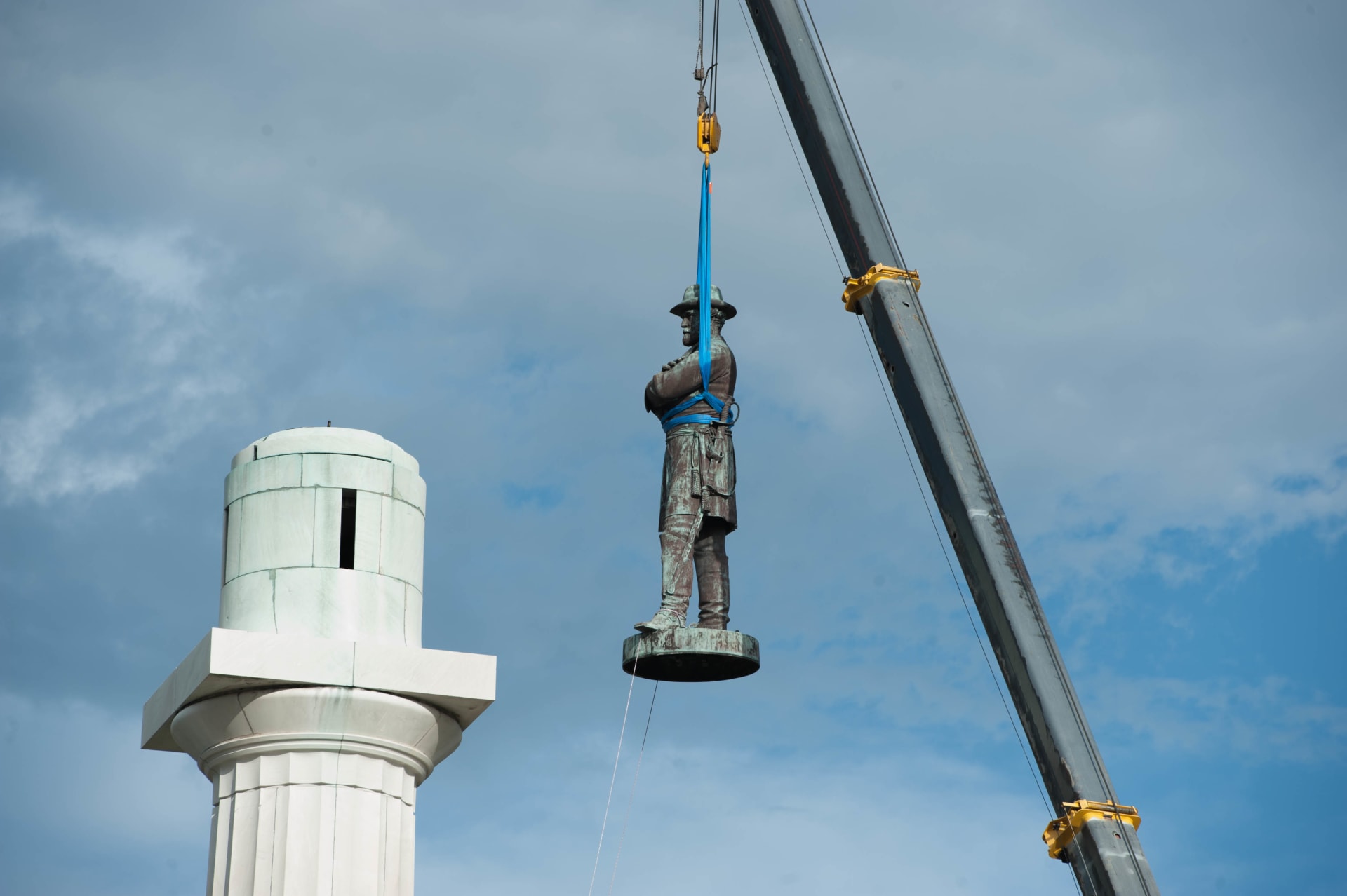 Demontáž sochy konfederačního vojevůdce Roberta Leeho v roce 2017. Na náměstí v New Orleans je dnes jen prázdný sloup. 