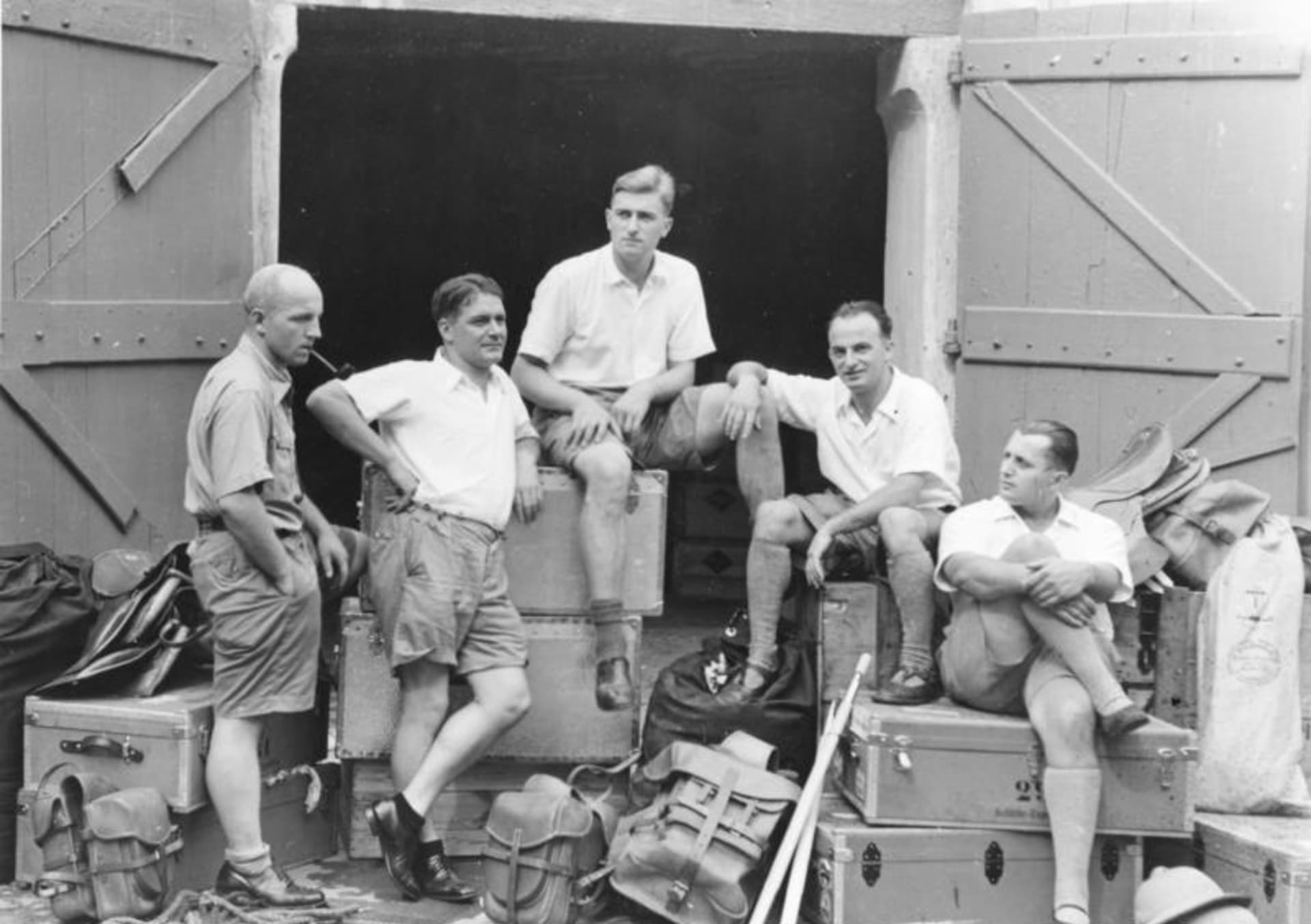 Členové expedice v Kalkatě. Zleva: Karl Wienert, Ernst Schäfer, Bruno Beger, Ernst Krause a Edmund Geer (1938)