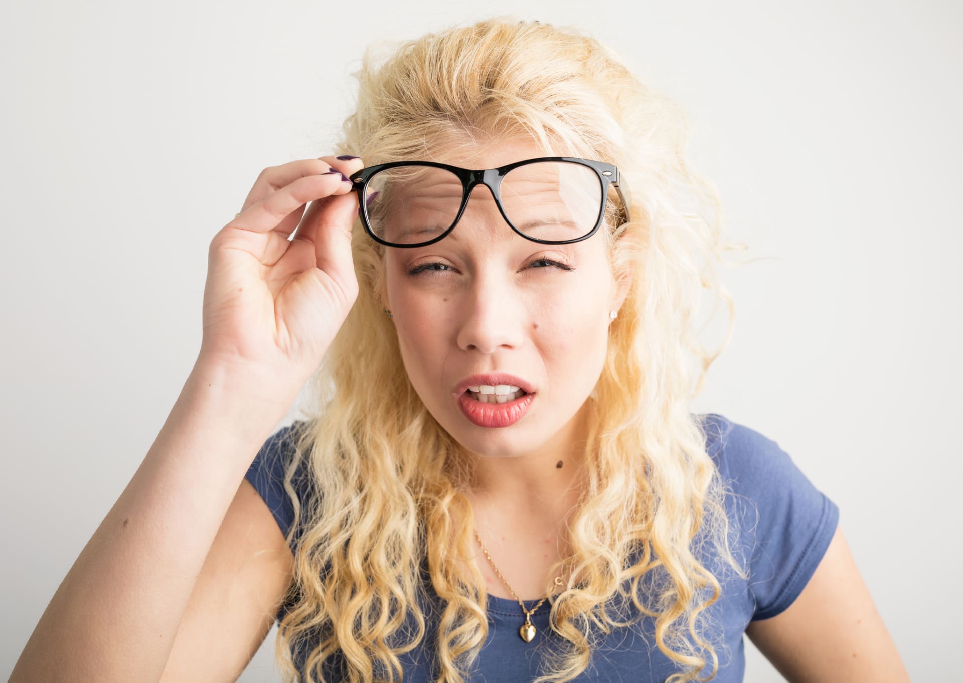 Ignorováním potíží s očima si můžete „zadělat“ na další zdravotní trable, jako jsou bolesti hlavy či zvýšená únava, ale také nevratně ztratit zrak