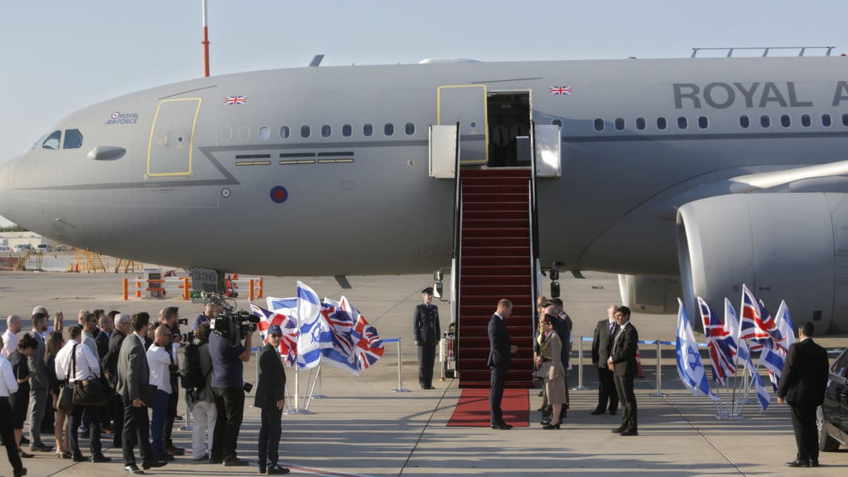 O státní letoun Royal Air Force se dělí britská vláda s královskou rodinou (na červeném koberci stojí princ William).