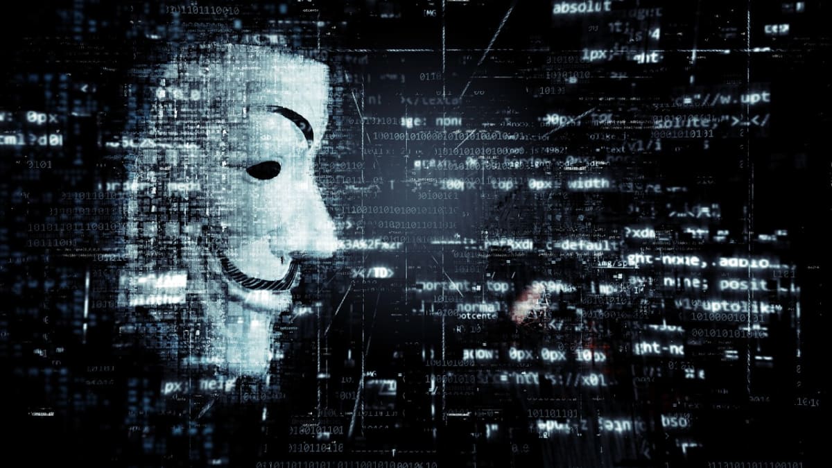Hacker v masce Anonymous