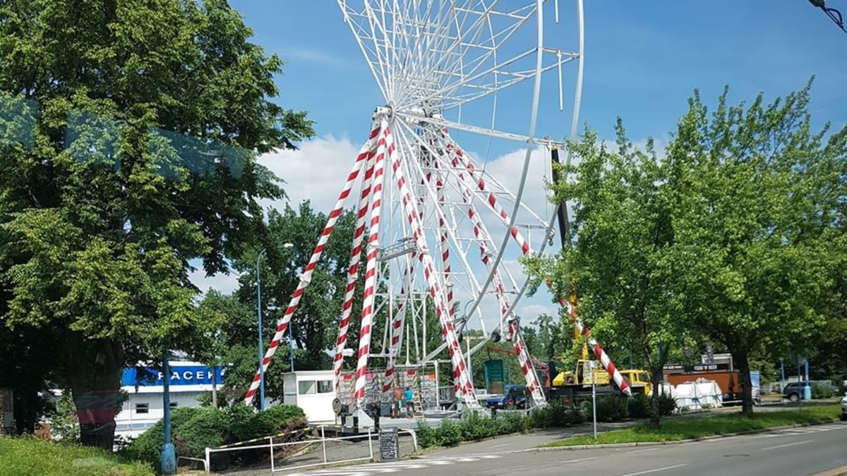 Ruské kolo, desítky metrů vysoká atrakce, stojí nově v pražské čtvrti Podolí.