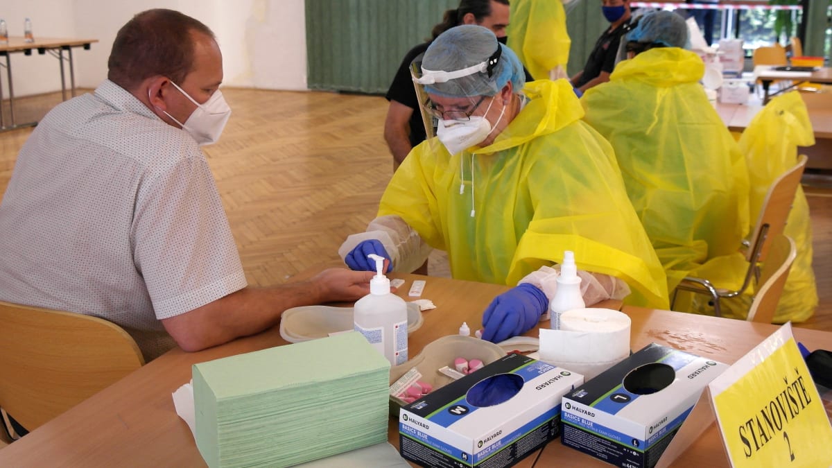 Koronavirus v Česku: Poprvé je v zemi přes 5 000 aktuálně nemocných s COVID-19. 