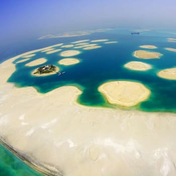 U pobřeží Dubaje vyrostly nové ostrovy s luxusními vilami. Nyní jsou na prodej