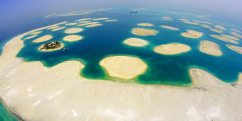 U pobřeží Dubaje vyrostly nové ostrovy s luxusními vilami. Jsou na prodej