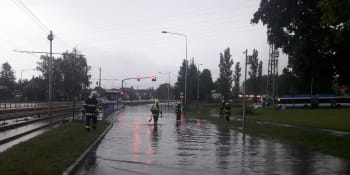 Česko zasáhnou prudké lijáky, hrozí povodně. Meteorologové varují i před sněžením