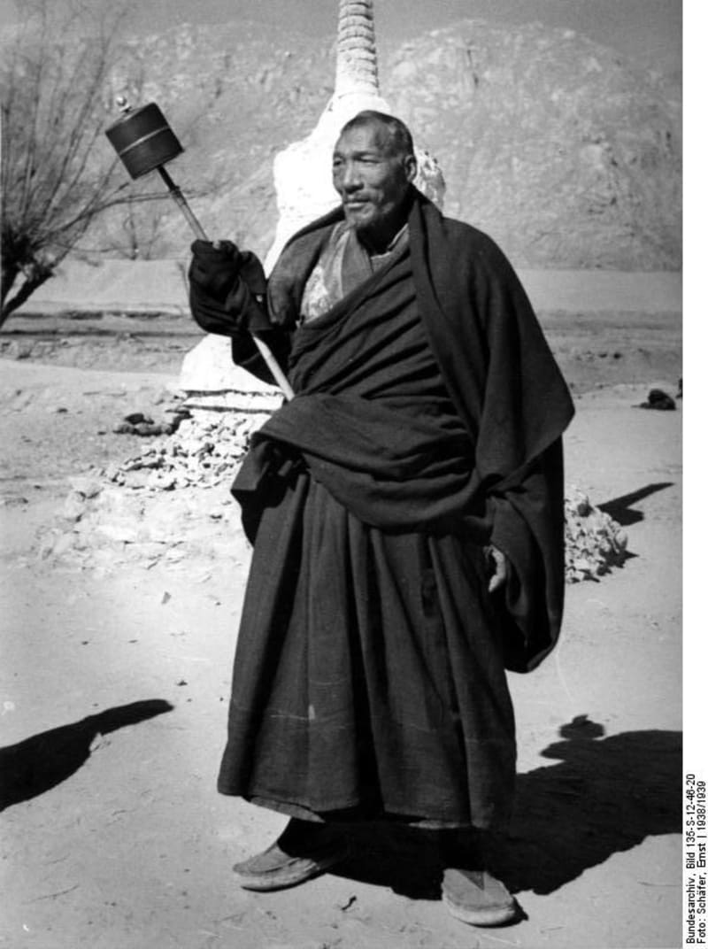 Snímky z Tibetské expedice Ernsta Schäfera – tibetský mnich