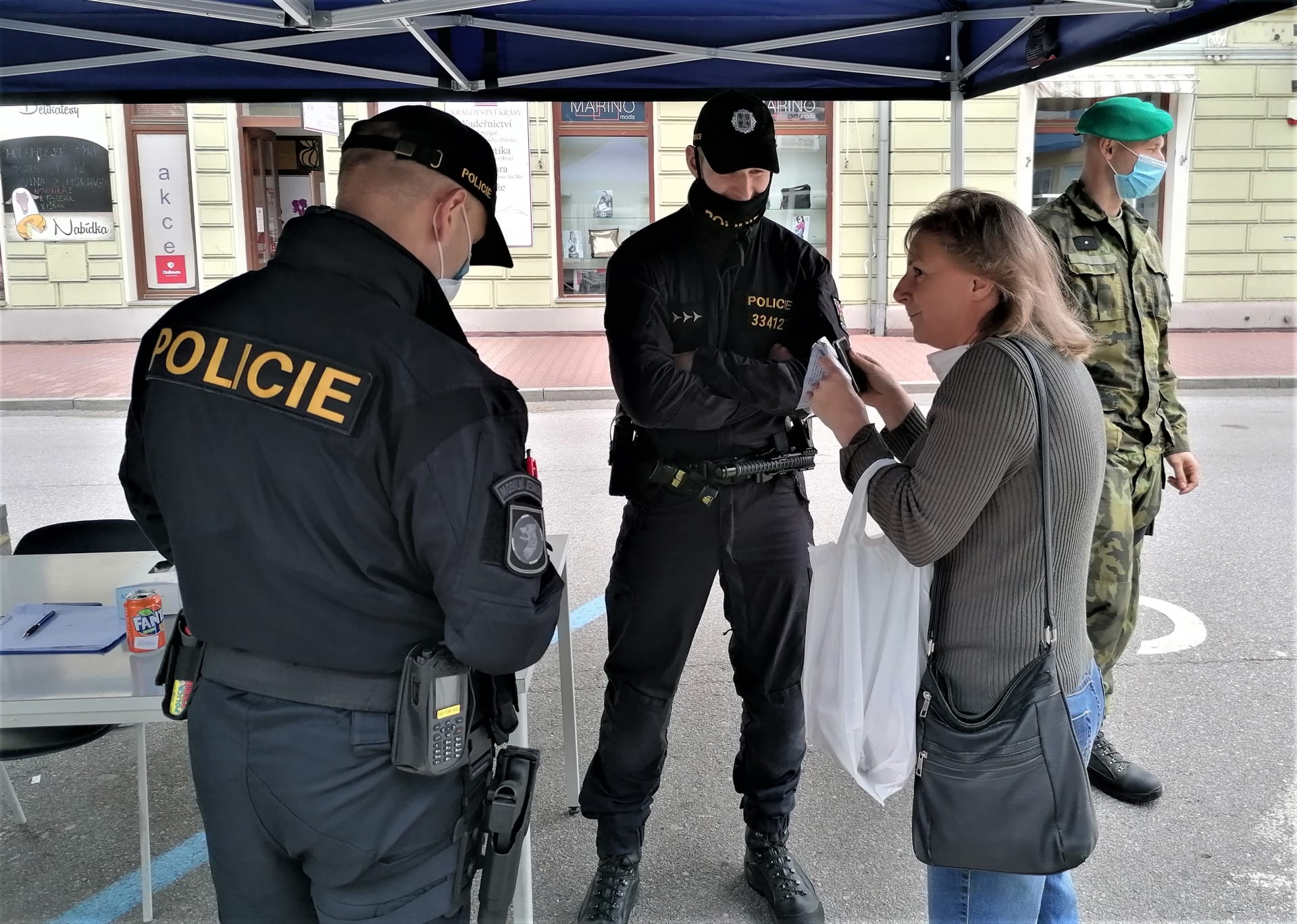 Policie vysvětluje polské ženě na hranicích v Českém Těšíně, že bez negativního testu musí v ČR na 14 dnů do karantény.