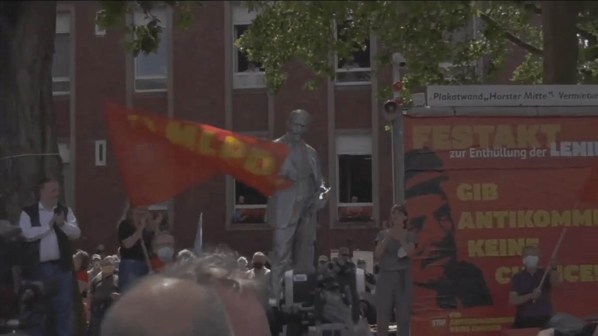 Socha Lenina, která od soboty stojí v německém Gelsenkirchenu, měří přes dva metry