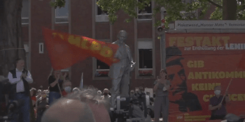 Extremisté v Německu napodruhé vztyčili sochu Lenina. Zpívali Internacionálu