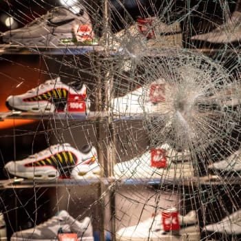 Výtržníci ve Stuttgartu v noci poškodili také prodejnu tenisek