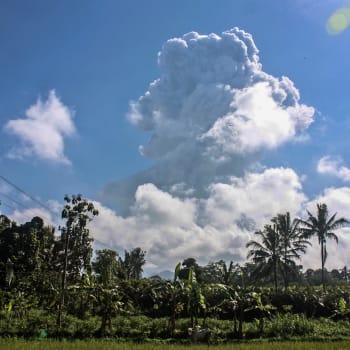 V okolí sopky Merapi platí již od erupcí z loňského srpna třetí nejvyšší stupeň varování.