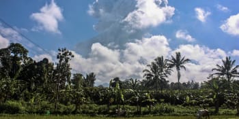 Indonéská sopka Merapi se probudila k životu. Vychrlila žhavé plyny a popel