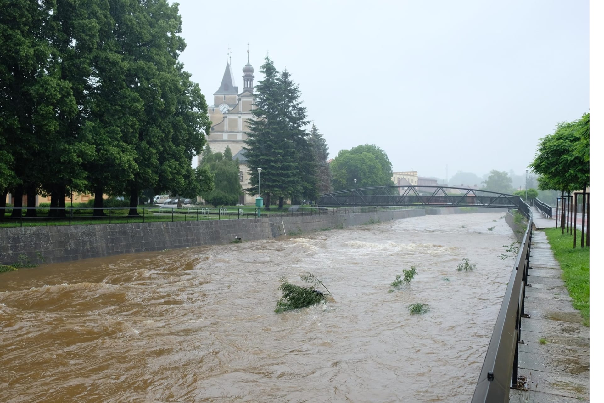 Řeky tam v sobotu dosahovaly až třetího, tedy povodňového stupně.