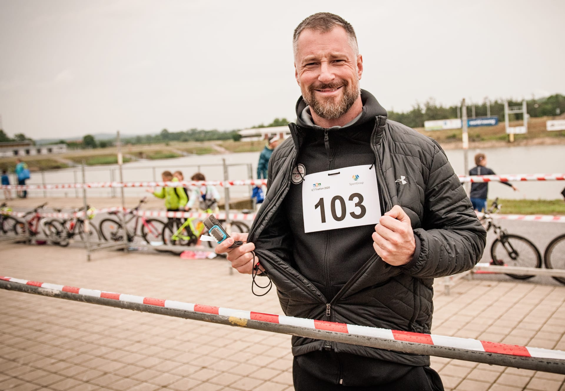 Hvězda CNN Prima NEWS Petr Vágner jako železný muž. V dešti zvládl náročný triatlon.