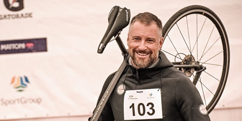 Hvězda CNN Prima NEWS Petr Vágner jako železný muž. V dešti zvládl náročný triatlon