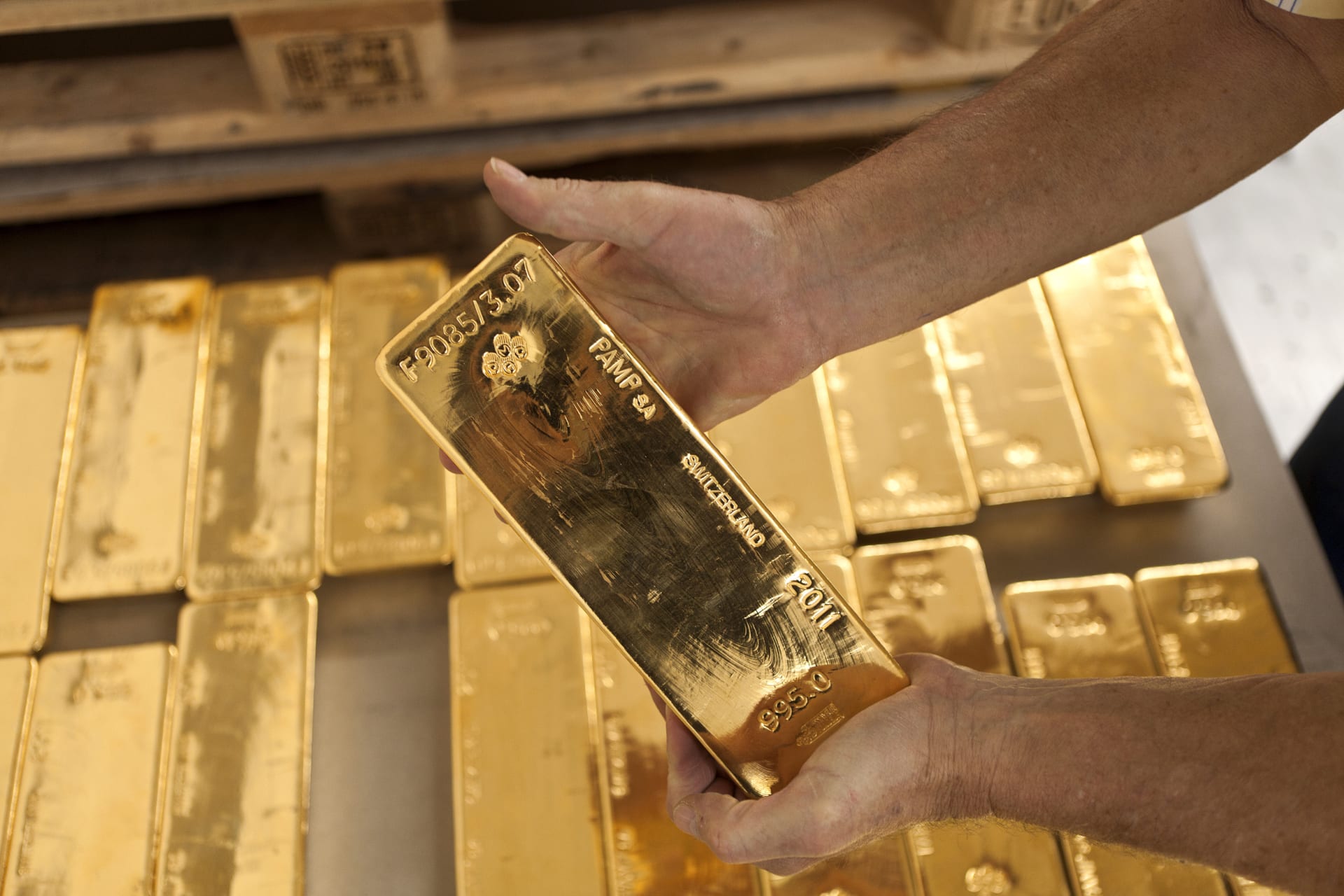 Bejrútská exploze vyhnala zlato na nový cenový rekord. Dlouhodobě však žene zlato vzhůru slábnoucí dolar a klesající výnosnost amerických aktiv.