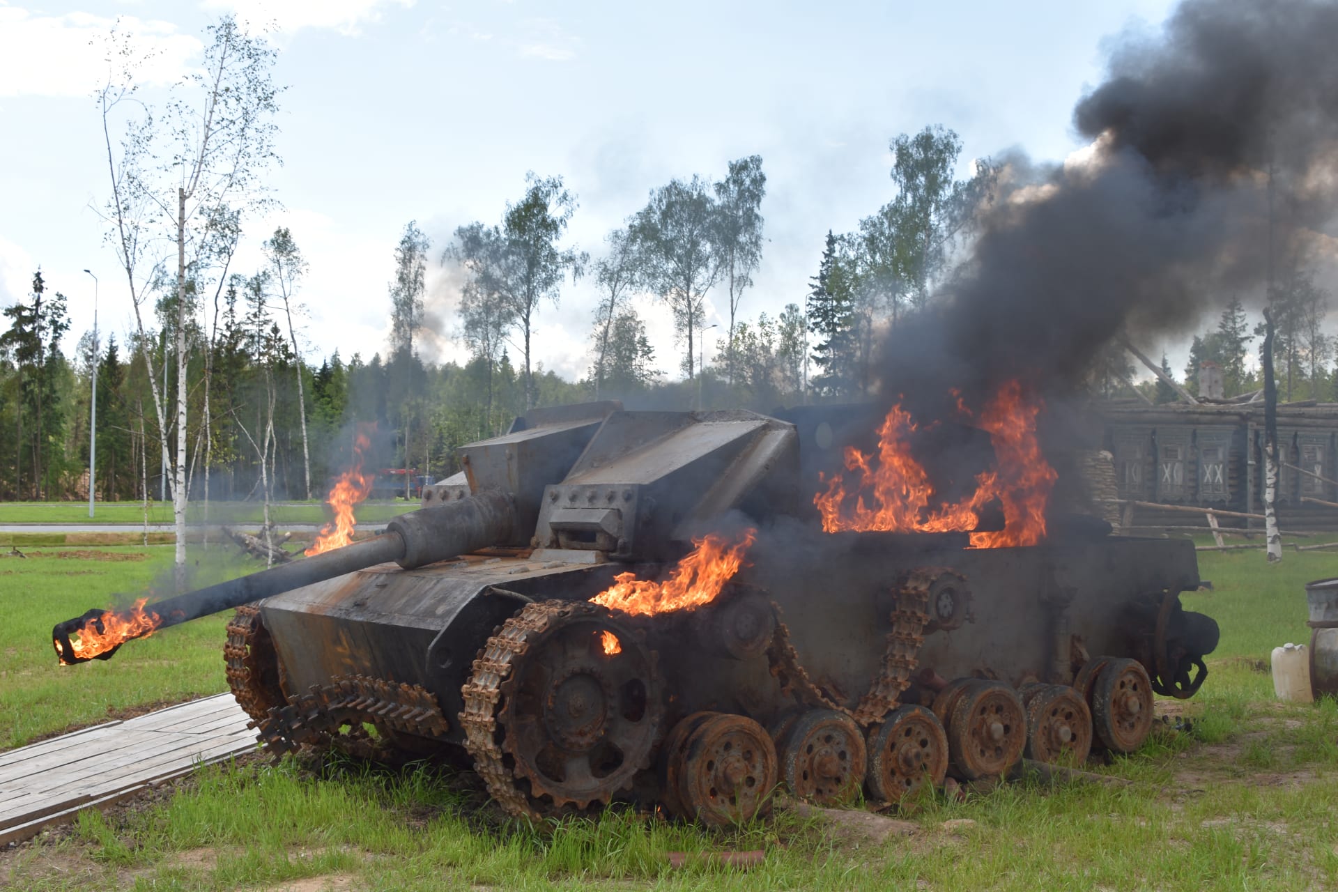 Hořící nacistický tank před hlavním svatostánkem ruských ozbrojených sil