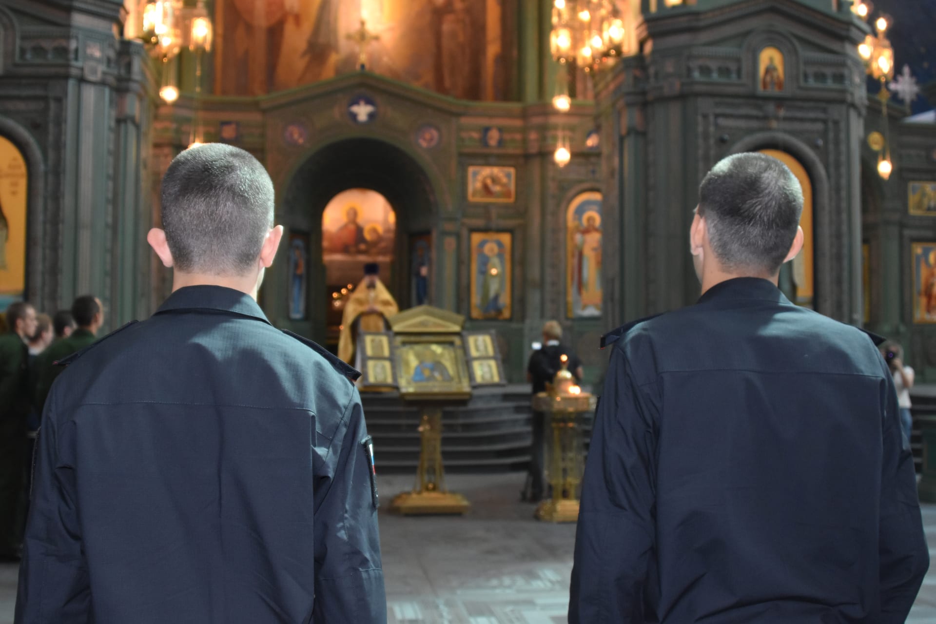Ruští vojáci poslouchají kázání v hlavním chrámu ruských ozbrojených sil