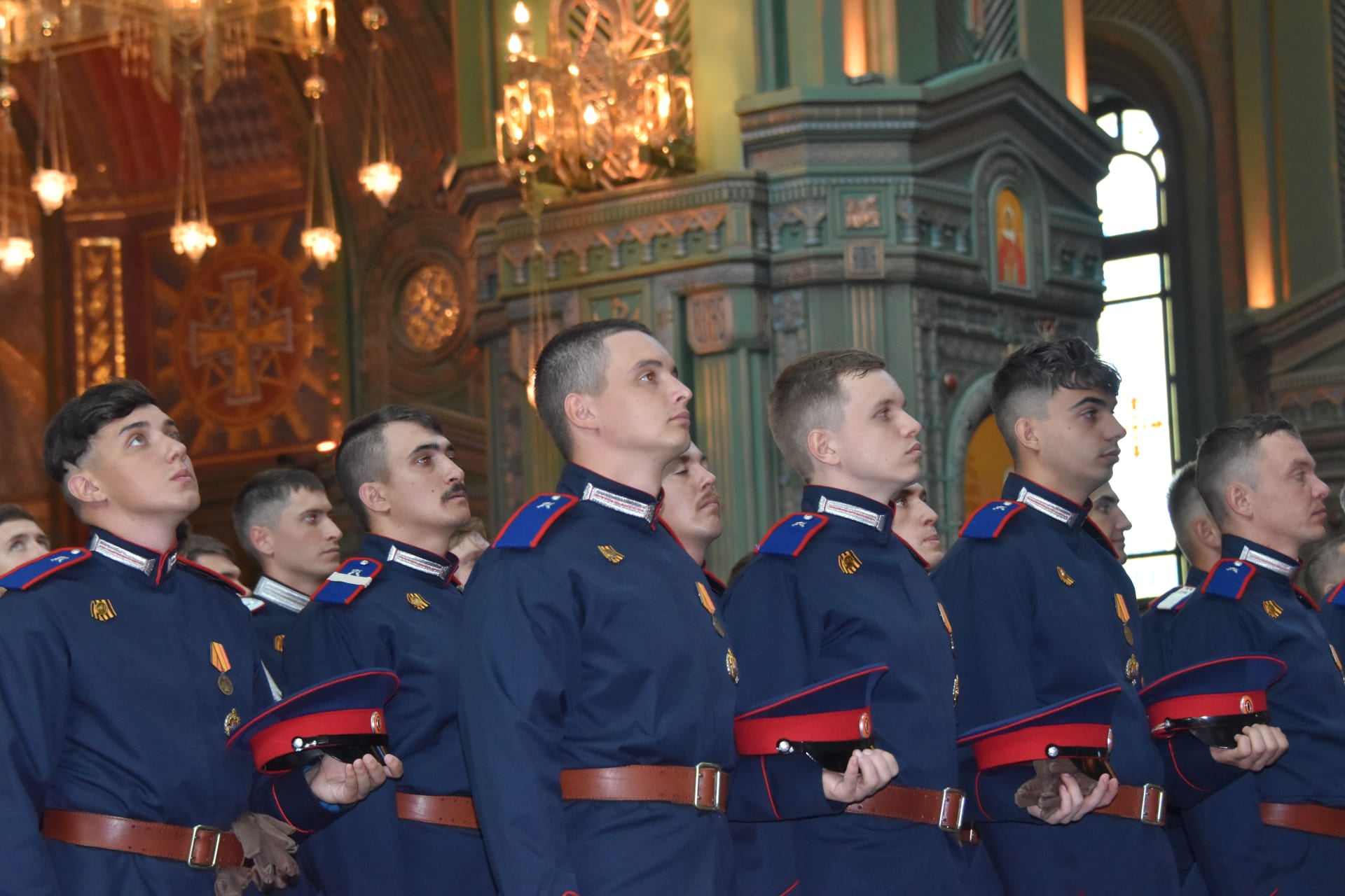 Kozáci se modlí v hlavním svatostánku ruských ozbrojených sil