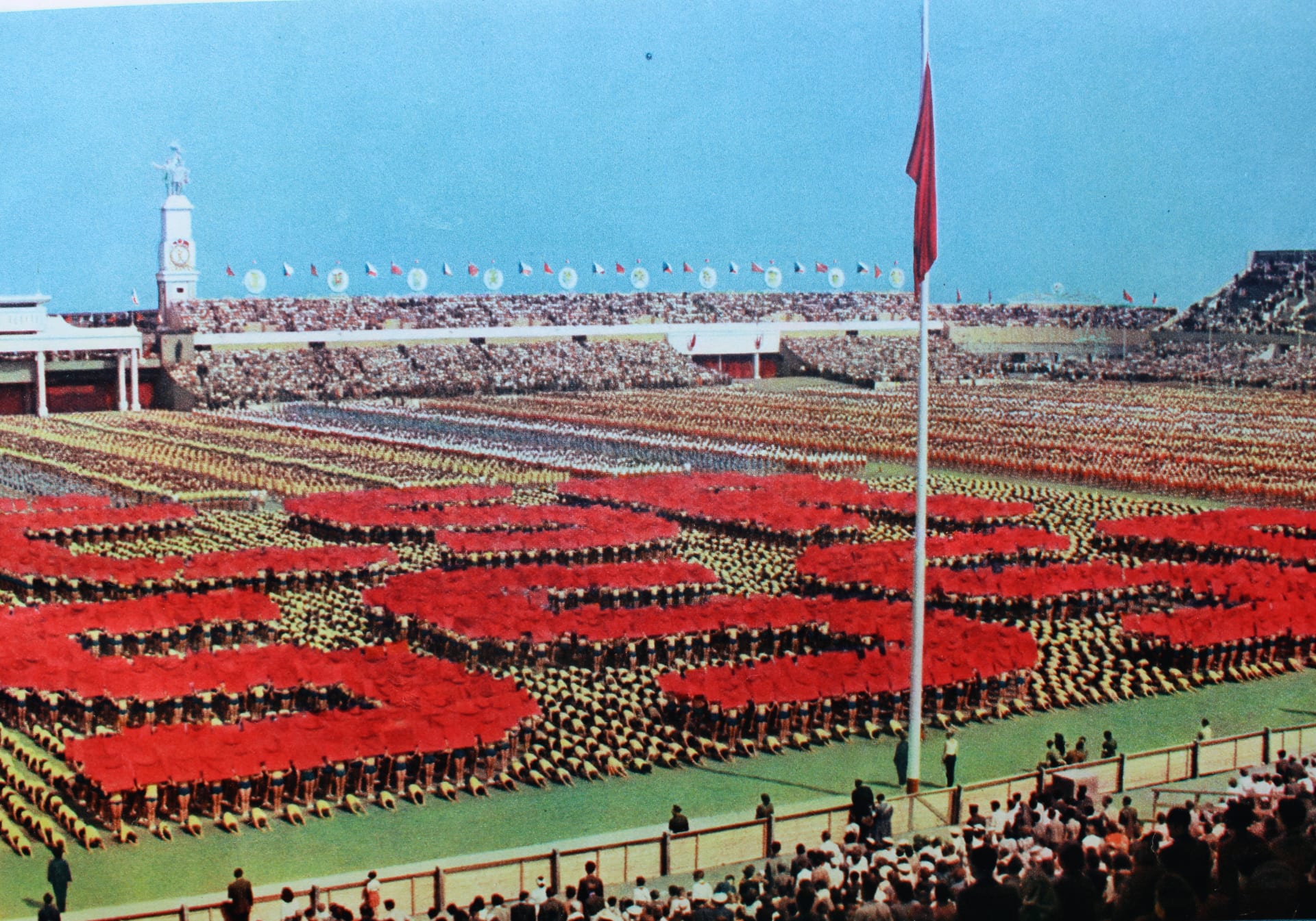 Spartakiáda v roce 1955. Na 40 žaček a žáčků vytvořilo nápis ČSR a SSSR (archiv Ivana Motýla)