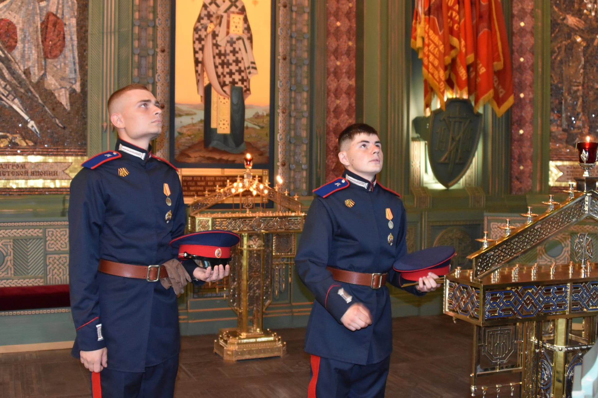 Mladí kozáci v hlavním svatostánku ruských ozbrojených sil