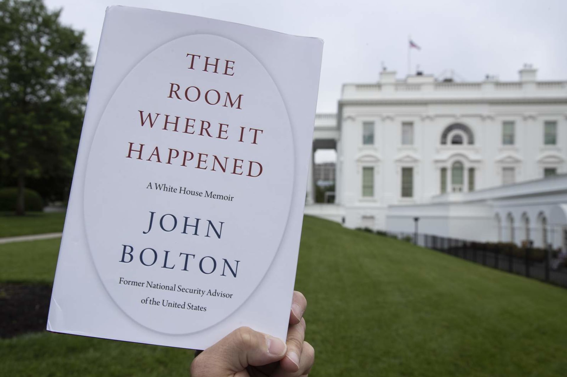 Kniha Johna Boltona, ve které napsal, že si Donald Trump pohrával i se scénářem amerického odchodu z aliance.