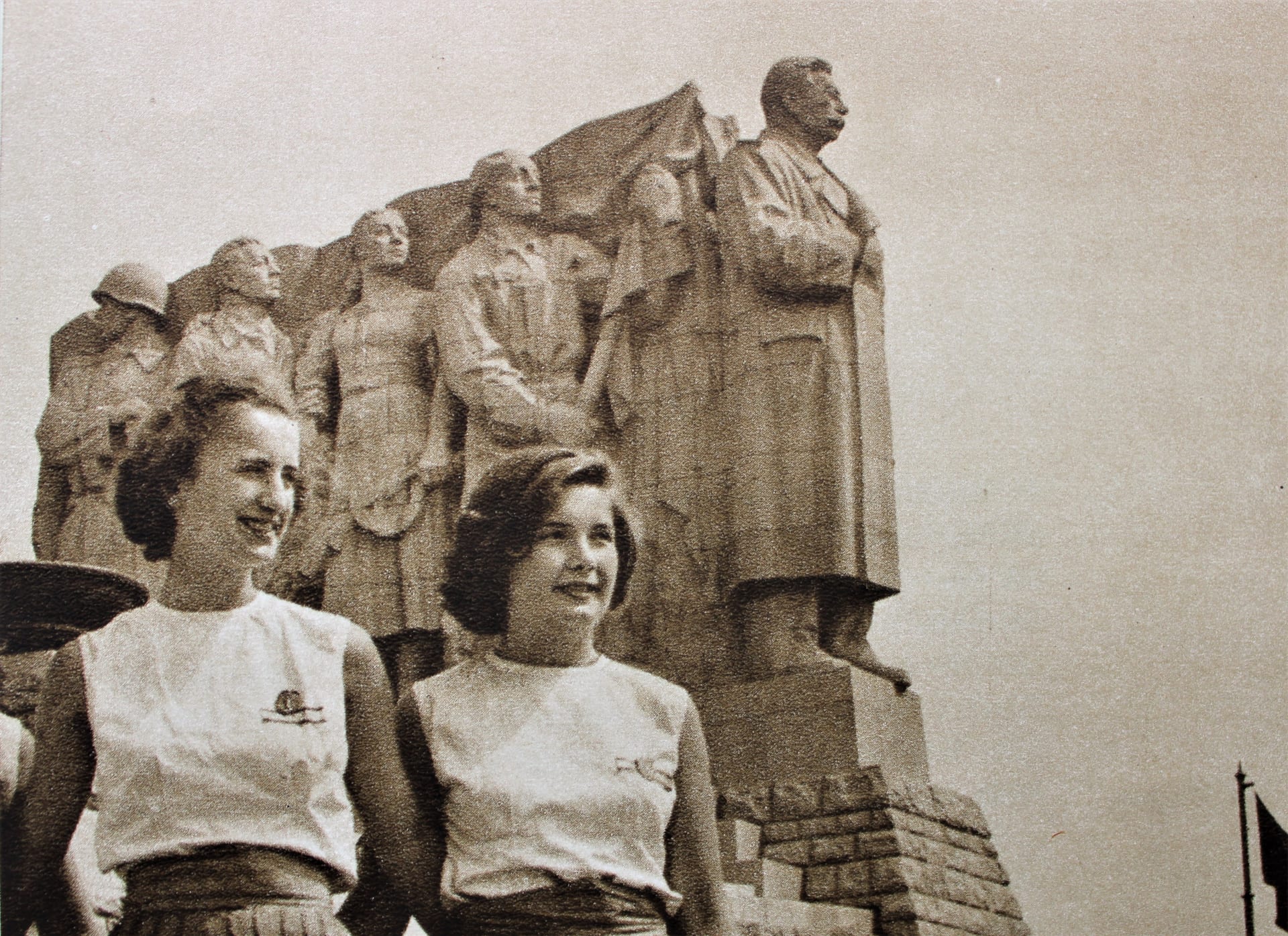 Spartakiáda 1955. Dorostenky u Stalinova pomníku (archiv Ivana Motýla)