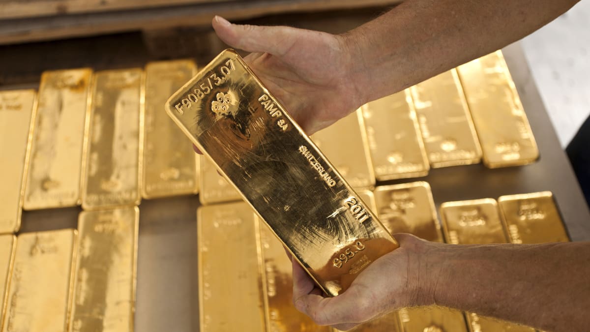 Zlato by podle banky Goldman Sachs mohlo do roka překonat metu dvou tisíc dolarů za troyskou unci.