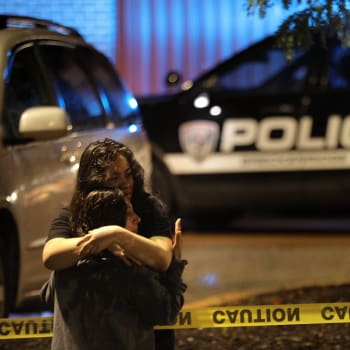 Lidé před restaurací v St. Louis, ve které střelec zabil jednoho člověka a další dva zranil