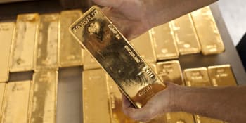 Zlato míří za historickým rekordem. Troyská unce do roka pokoří 2 000 dolarů