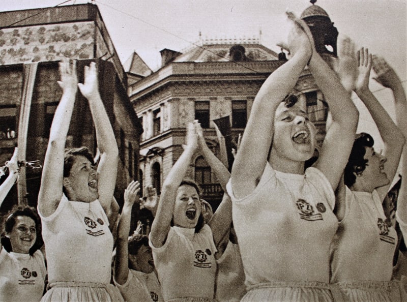 Spartakiáda 1955. Průvod cvičenců Prahou (archiv Ivana Motýla)