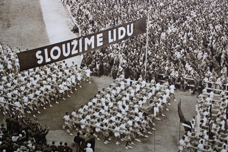 Spartakiáda 1955. Cvičení vojáků s kládami (archiv Ivana Motýla)