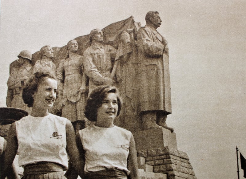 Spartakiáda 1955. Dorostenky u Stalinova pomníku (archiv Ivana Motýla)